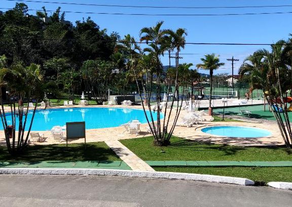 Balneario Cidade Atlantica Casa | Apartamento até 10 pessoas na enseada Guarujá em condomínio clube praia piscinas salão jogos quadra futebol campo parquinho brinquedos Wi-fi Home office