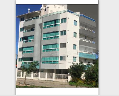 Governador Celso Ramos Apartamento | Apartamento Cobertura PALMAS DO ARVOREDO para 7 pessoas a 250m do mar com terraço e vista maravilhosa