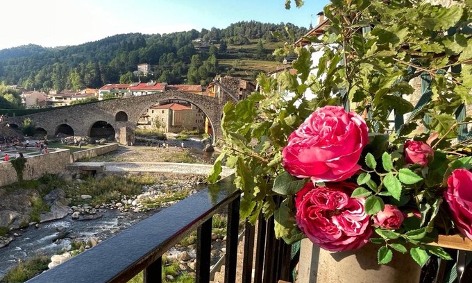 Camprodon Apartamento | Apartamento colgante al río con vistas al puente
