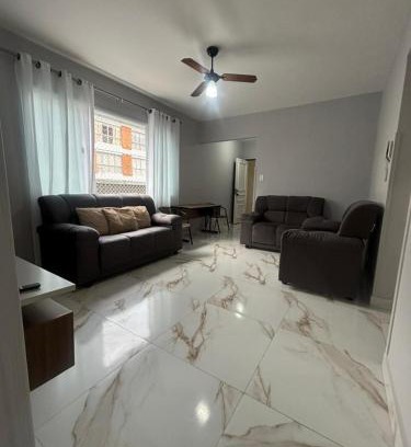 Jardim Sao Miguel Apartamento | Apartamento com Estacionamento, Wi-Fi, Ar condicionado a 300 metros da Praia da Enseada no Guarujá.