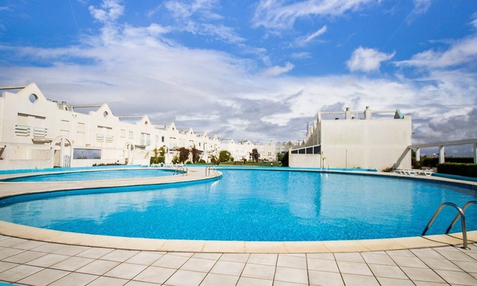 Barra Condominio | Apartamento com Dois Quartos e Piscina em Condomínio Privado. A 10 Min. da Praia