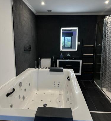 Santa Iria de Azoia Apartamento | Apartamento com suíte e jacuzzi