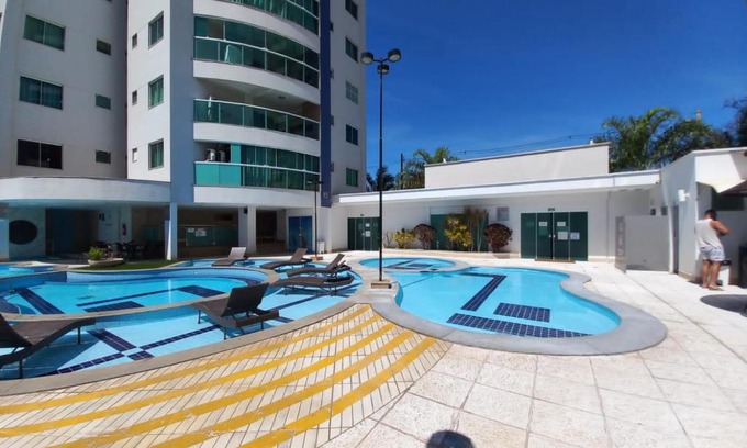 Bandeirantes Apartamento | Apartamento com varanda gourmet e churrasqueira Caldas Nova