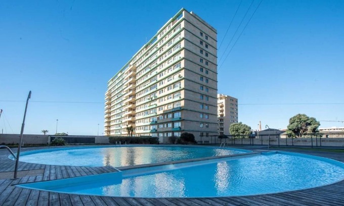 Aldoar Condominio | Apartamento em Frente à Praia em Condomínio com Piscina