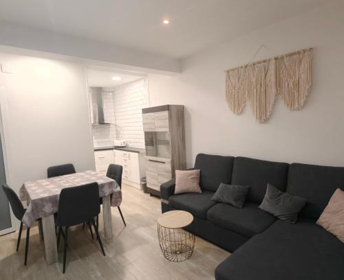 La Pineda Apartamento | APARTAMENTO FAMILIAR a 100 mts de la Playa Reformado 2025 con WIFI