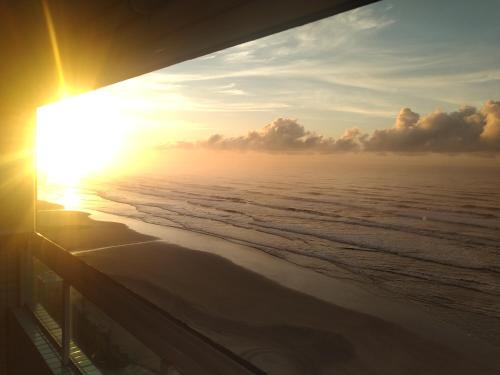 Praia Grande Apartamento | Apartamento frente mar pé na areia