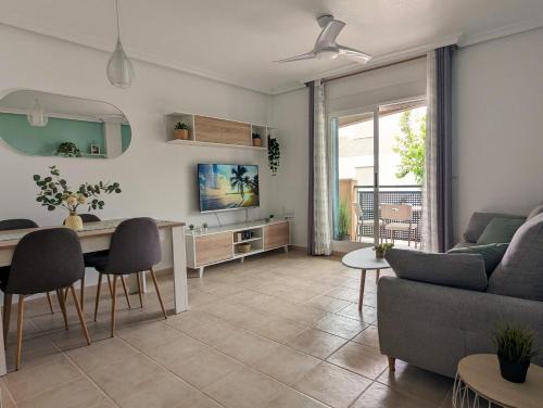 Los Alcázares Apartamento | Apartamento Las Palmeras - Con Terraza, barbacoa, aire acondicionado y a 250m de la playa!