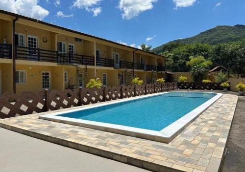 Ubatuba Apartamento | Apartamento próximo a Maranduba, local com piscina
