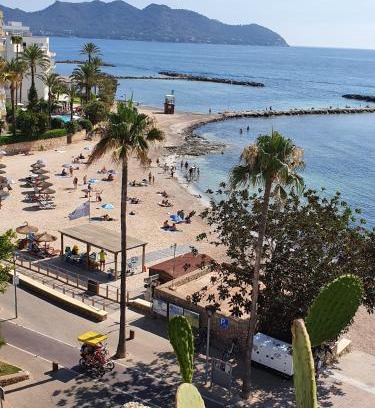 Cala Bona Apartamento | Apartamento Torre Bona - Seafront, 10 meters from the beach!