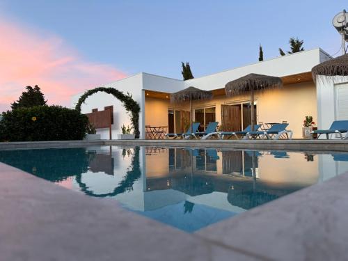 Campano Apartamento | APARTAMENTOS LA MAR SALÁ piscina compartida