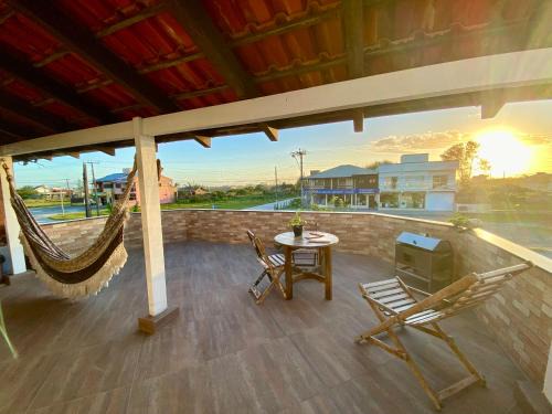 Laguna Apartamento | Apartamentos exclusivos e equipado com varanda ou terraço com Pôr do sol, cozinha privativa, Wi-Fi 600MBs, a 700m da praia de Itapirubá e 1km da BR-101