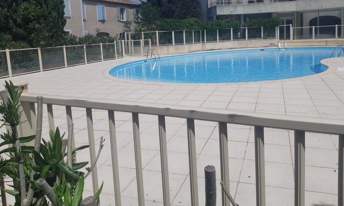 Sainte-Cecile-les-Vignes Apartamento | apartment with balcony, secure residence with swimming pool