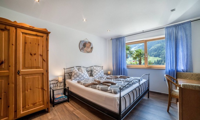 San Leonardo in Passiria Apartamento | Apartamento "Haus Reimon" con piscina compartida, terraza y Wi-Fi