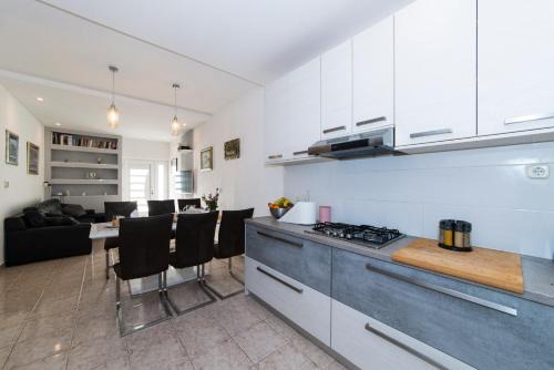 Promajna Apartamento | Apartman LUKA Vila Vesa Promajna with jacuzzi & garden