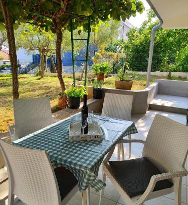 Pjescana Uvala Apartamento | Apartman Tomki - modern, refurbished 2 bedroom apartment - 4 guests