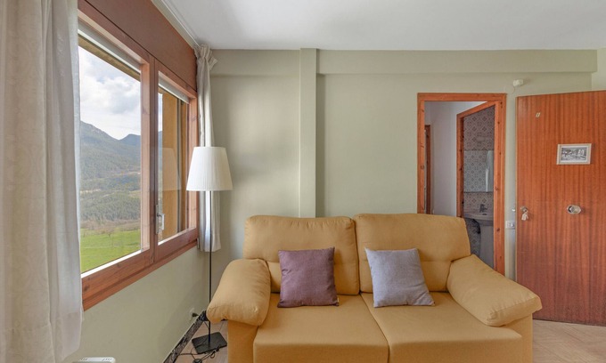 Sant Llorenc de Morunys Apartamento | Apartamento 'La Canal' con vistas a la montaña, terraza privada y Wi-Fi