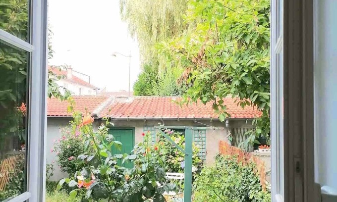 Le Chesnay Apartamento | Apartment with its own garden, very serene.