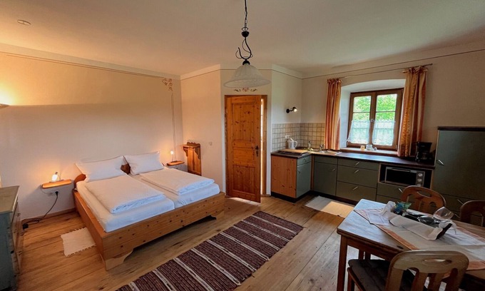 Breitbrunn a. Chiemsee Apartamento | Apartment Sissi for 2 people on the upper floor, 27 sqm, 1 living room/bedroom with kitchen, shared balcony