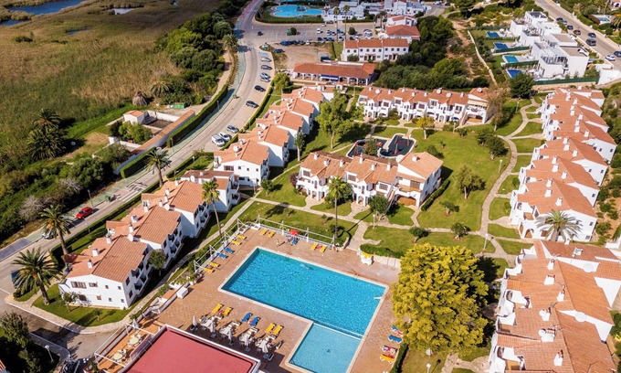 Sant Jaume Mediterrani Apartamento | Apartamento 'Son Bou Gardens Deluxe 1' con piscina compartida, Wi-Fi y aire acondicionado.