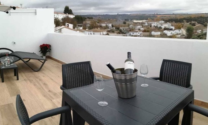 Setenil de las Bodegas Apartamento | Apartamento 'Ático Álvaro' con vistas a la montaña, terraza y Wi-Fi