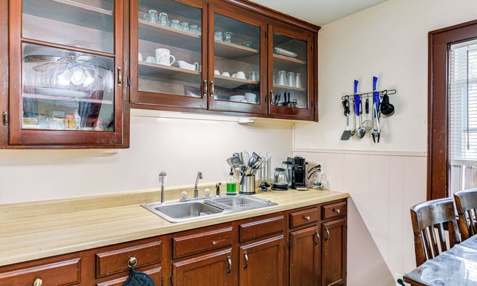 Lackawanna Apartamento | Apartment > 1 Mi to Buffalo Botanical Gardens!
