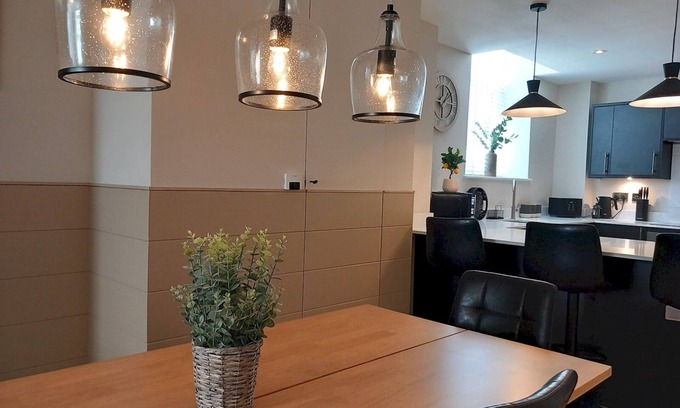 Bont Newydd Apartamento | Apartment 1 Old Conservative Club in Historic Town | Pass the Keys