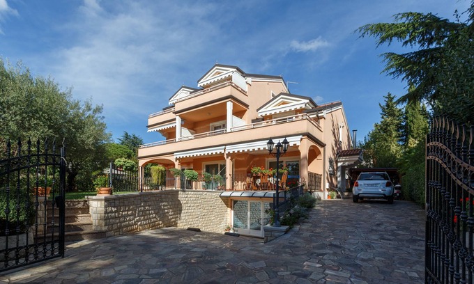 Novigrad Apartamento | Apartamento frente al mar, playa, tenis, wifi, aire acondicionado, parrilla, estacionamiento.