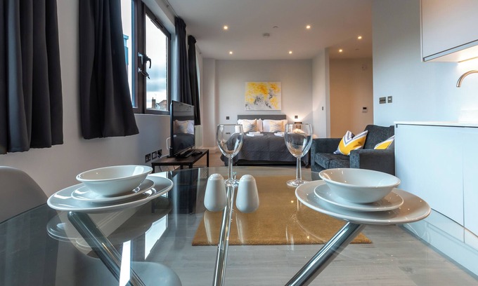 Bridge Apartamento | Apartment 12 at Kingsbridge House *Heathrow*Thorpe Park*Free Parking*