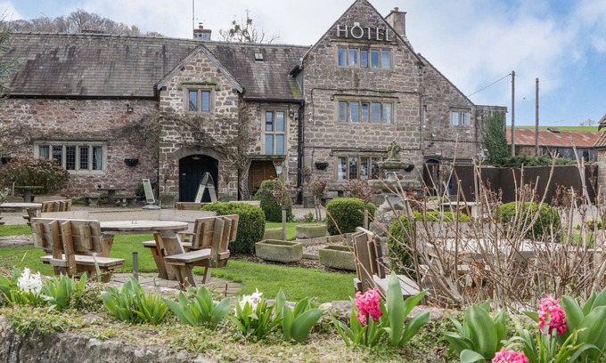 Saint Owens Cross Cabaña | APARTMENT 2 - PENGETHLEY MANOR, pet friendly, with pool in Peterstow