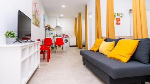 Ciudad Lineal Apartamento | Apartment 2 Private complex Parking 7 people