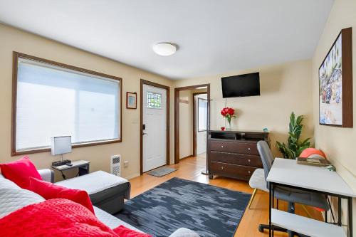 Birch Bay Apartamento | Apartment #2 with large kitchen across the street from the beach