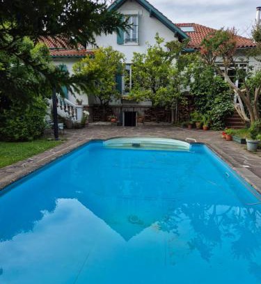 Hendaye Apartamento | Apartment 55 m2, sunny garden & pool in Villa 1905