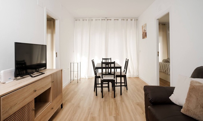 Doctor Barraquer-Grupo Renfe-Policlinico Apartamento | Apartamento 'A 5 Minutos De Calle Feria Y Alameda' con Terraza Privada, Wi-Fi y aire acondicionado.