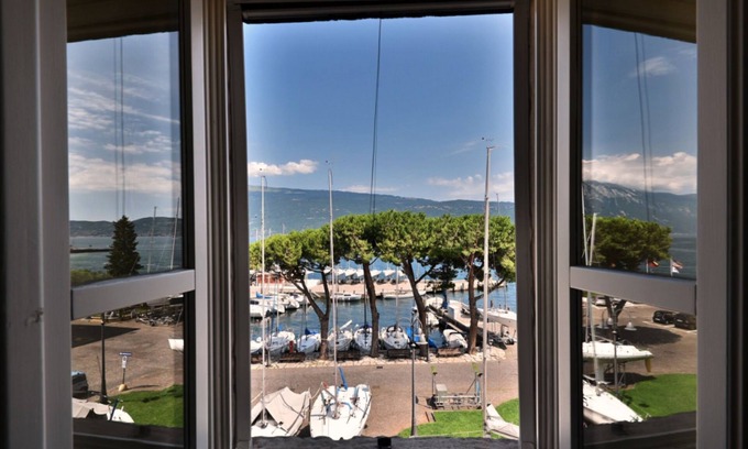 Bogliaco Apartamento | Apartment 'Al Porto Vecchio' with Sea View and Wi-Fi
