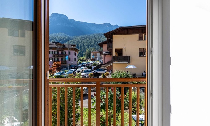 Dimaro Apartamento | Apartamento "Al Sasso Rosso" con vistas a la montaña y balcón