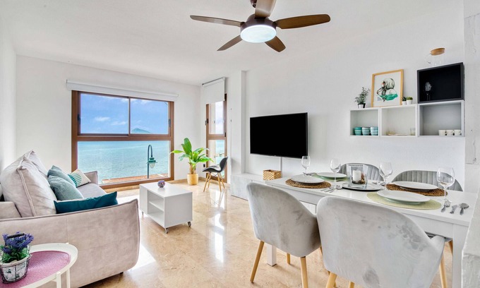 Pueblo Mascarat Apartamento | Apartamento 'Almar Suite' con vistas al mar, Wi-Fi y aire acondicionado