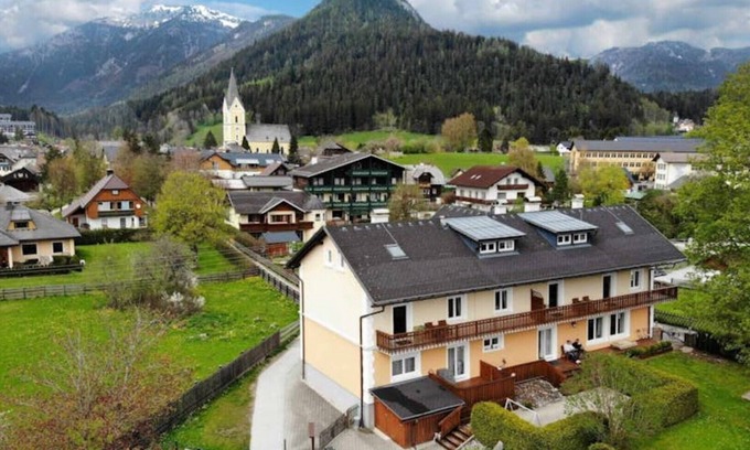 Bad Mitterndorf Apartamento | Apartment Alpenrose (60 m2), parking lot, WLAN, large garden, playground