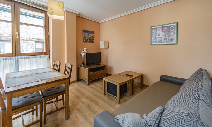 Ezcaray Apartamento | Apartamento 'Altuzarra' con vistas a la montaña, terraza privada y Wi-Fi