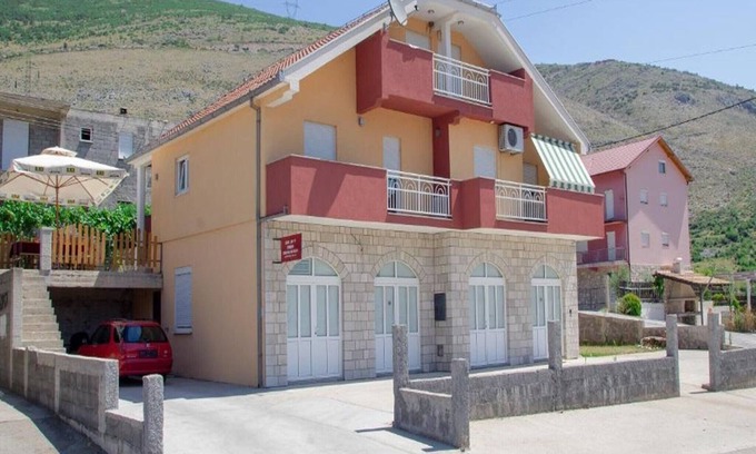 Trebinje Apartamento | Apartment Ana-Marija - Two Bedroom Apartment with Balcony