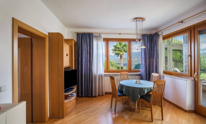 Caldaro Sulla Strada del Vino Apartamento | Apartamento 'Annenhof Spatz In Der Hand' con vistas a la montaña, terraza compartida y Wi-Fi