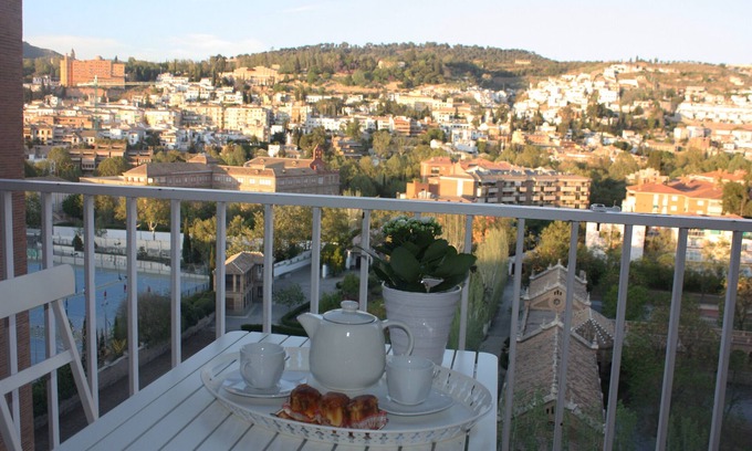 Cervantes Apartamento | Apartamento 'Apartamento Góngora Congresos' con vistas a la montaña, Wi-Fi y aire acondicionado