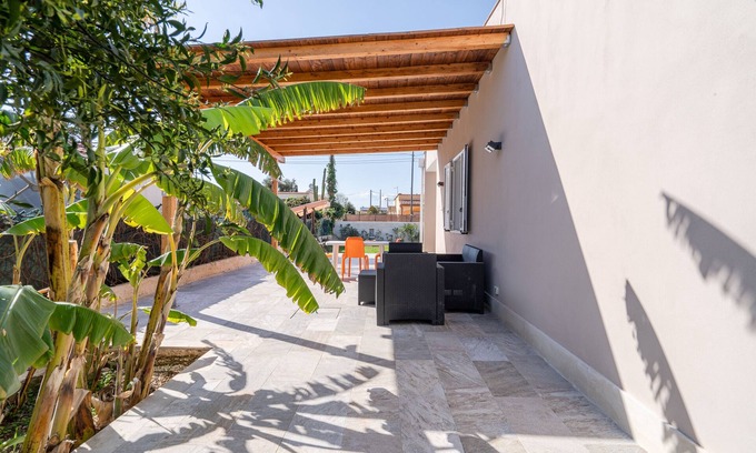 Arenella Apartamento | Apartment 'Appartamento Arancione In Villa' with Private Terrace, Wi-Fi and Air Conditioning