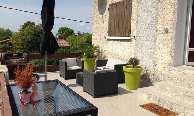 Marignane Apartamento | Apartamento en la parte superior de la villa con terraza y terreno para animales, 5 personas.