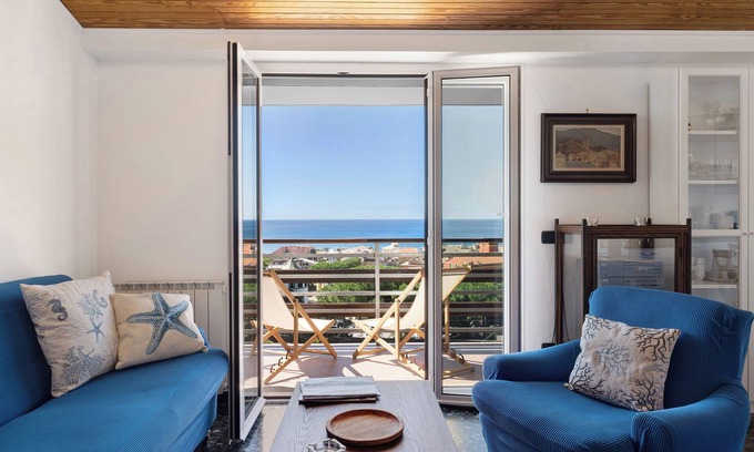 Moneglia Apartamento | Apartamento 'Attico Con Vista' con vistas al mar, balcón y Wi-Fi