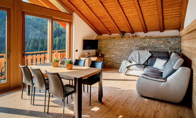 Valdidentro Apartamento | Apartamento 'Attico Pradella Apartments' con vistas a la montaña, terraza compartida y Wi-Fi