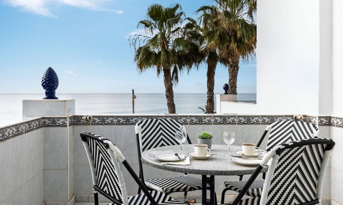 Torrox Costa Apartamento | Apartamento 'Beachfront Apt Torrox Costa' con vistas al mar, Wi-Fi y aire acondicionado.