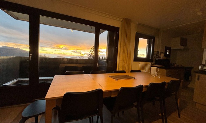 Allevard Apartamento | Apartamento 'Bel Appart Vue Pistes Et Montagnes' con vistas a la montaña y balcón