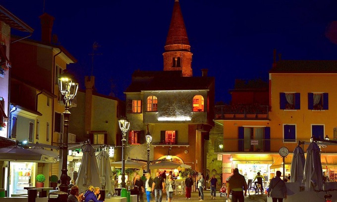 Old Town Apartamento | Apartment 'Bilocale 4 Isola Di Pasqua Caorle' with Private Terrace, Wi-Fi and Air Conditioning