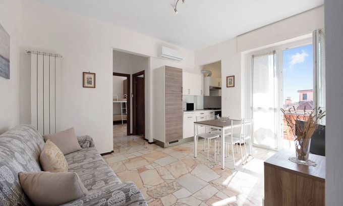 Varazze Apartamento | Apartamento "Bilocale Corosu con 2 balconi" con balcón y aire acondicionado