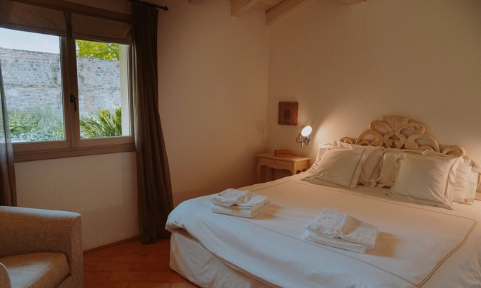 Puegnago del Garda Apartamento | Apartment 'Bilocale Turchese' with Shared Pool, Wi-Fi, and Air Conditioning